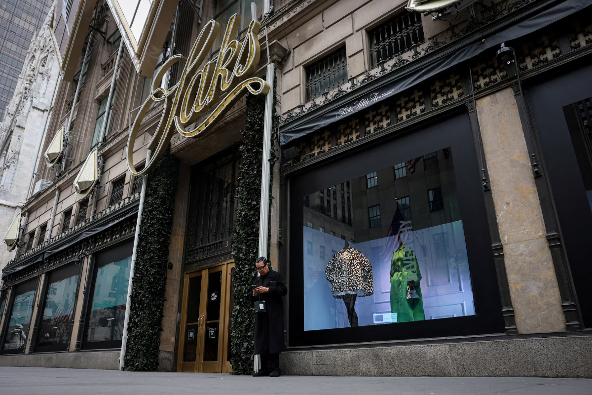 Saks Fifth Avenue – một trong những biểu tượng lâu đời của ngành bán lẻ xa xỉ Mỹ – nộp đơn xin bảo hộ phá sản hồi tháng trước.