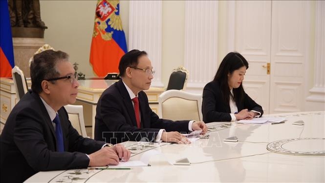 Đặc phái viên của Tổng Bí thư Tô Lâm, Ủy viên Bộ Chính trị, Bộ trưởng Ngoại giao Lê Hoài Trung (giữa) trong cuộc hội kiến với Tổng thống Nga V. Putin tại Điện Kremlin. Ảnh: TTXVN