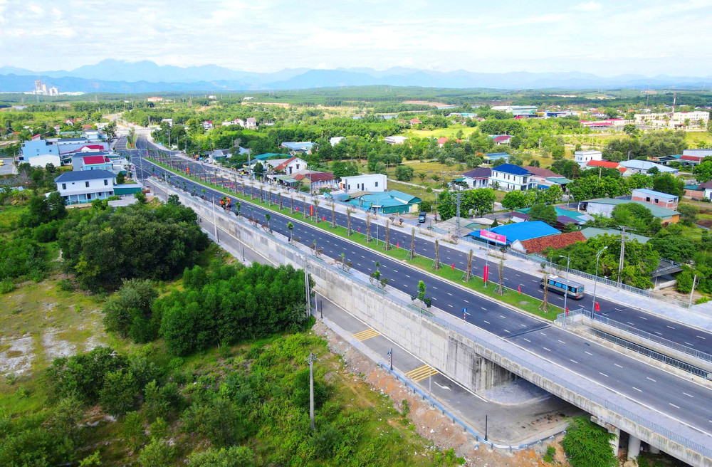 Quy hoạch lần này cập nhật các dự án giao thông chiến lược, định hướng phát triển đường sắt tốc độ cao và mở rộng cảng biển, cảng hàng không.