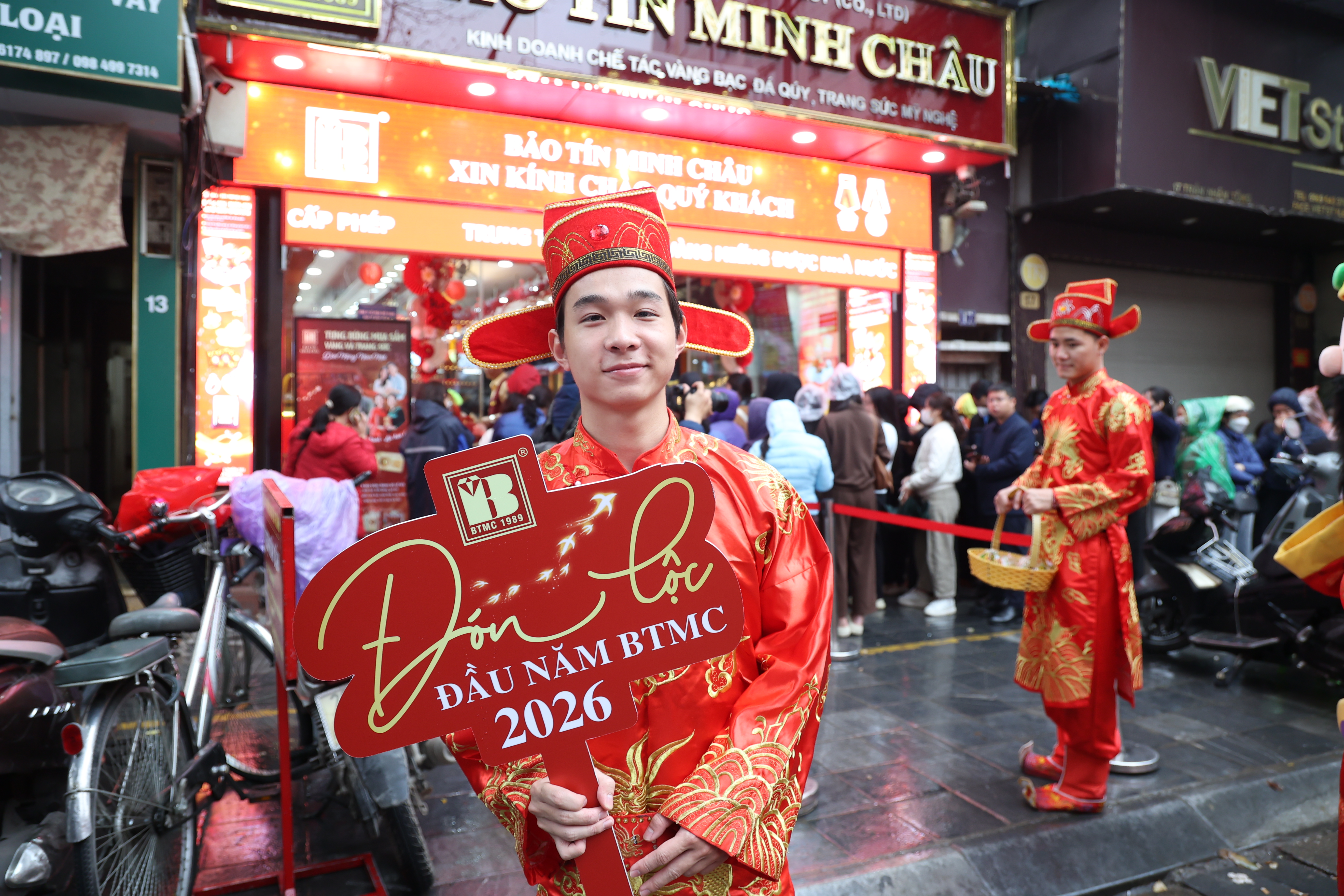 Hoạt động mua vàng cầu may đã trở thành một điểm nhấn của thị trường mỗi dịp đầu năm.