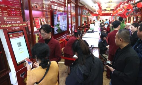 [Phóng sự ảnh]: Người dân xếp hàng sớm mua vàng ngày vía Thần tài