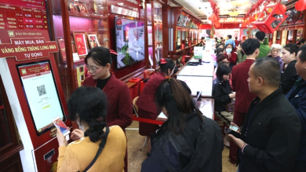 [Phóng sự ảnh]: Người dân xếp hàng sớm mua vàng ngày vía Thần tài
