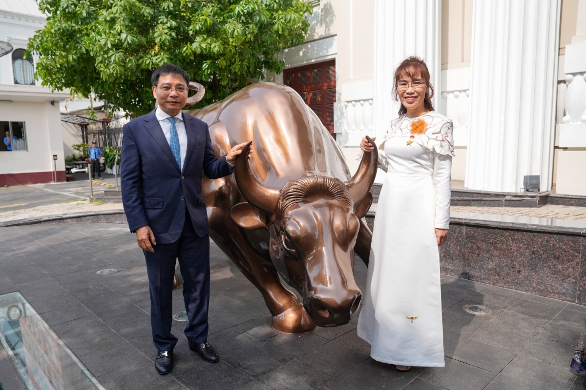 Bộ trưởng Bộ Tài chính Nguyễn Văn Thắng và Tỷ phú Nguyễn Thị Phương Thảo cùng linh vật Bò tót mới của HoSE. Ảnh:&nbsp;Vietjet.