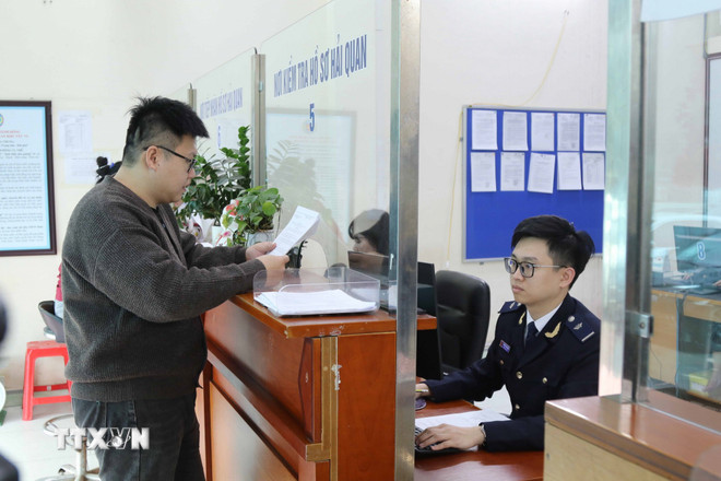 Hải quan cửa khẩu Tân Thanh, Lạng Sơn xử lý thủ tục xuất nhập khẩu hàng hóa sau kỳ nghỉ Tết. Ảnh: TTXVN