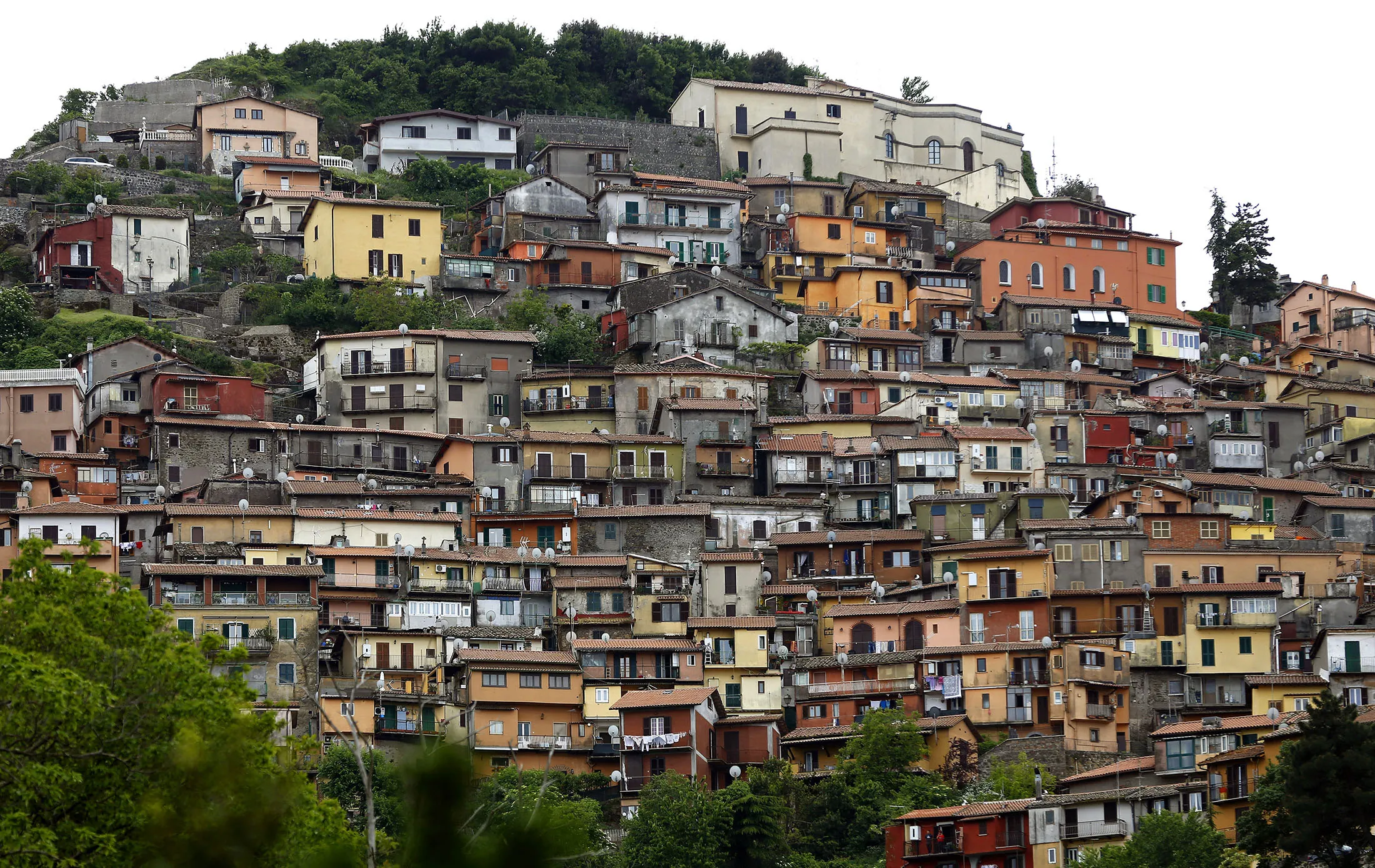 Một khu dân cư ở Italy - Ảnh: Bloomberg.