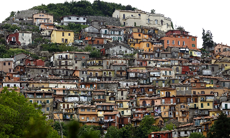 Một khu dân cư ở Italy - Ảnh: Bloomberg.
