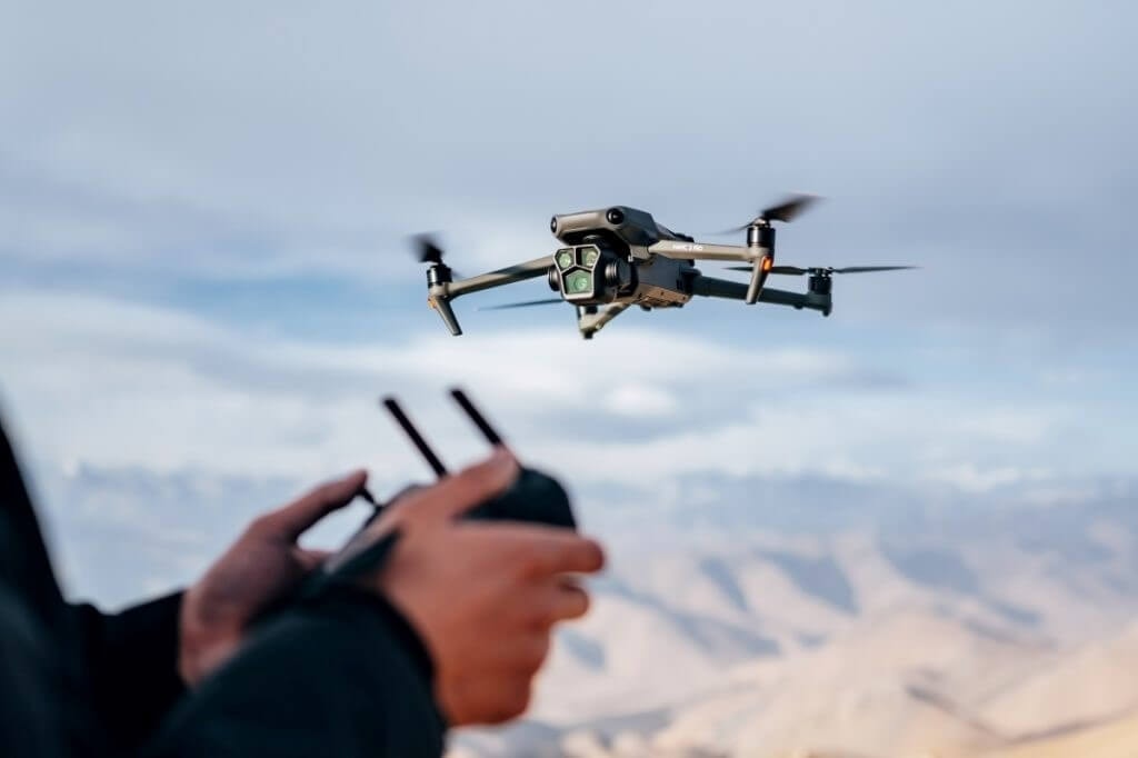 Nhiều người dân sử dụng flycam - Ảnh minh hoạ.