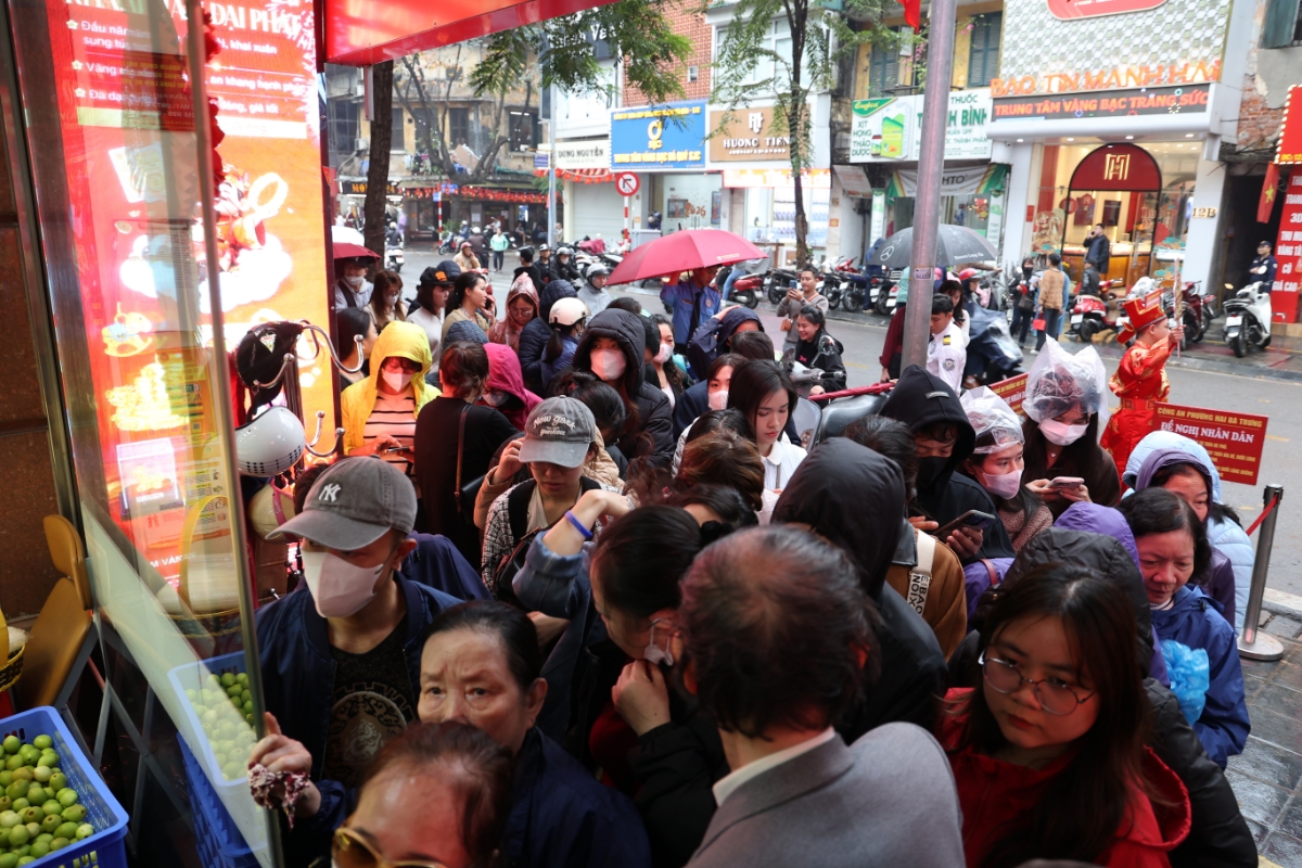 Từ ngày mùng 8 Âm lịch, nhiều người dân đã xếp hàng trước các cửa hàng để chờ mua vàng với quan niệm “lấy lộc” đầu năm.&nbsp;