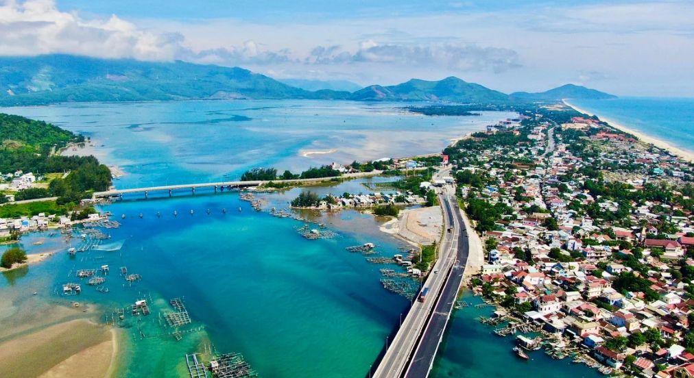 Vùng Chân Mây – Lăng Cô được xác định là trung tâm kinh tế biển, tập trung công nghiệp, logistics và du lịch gắn với cảng biển nước sâu