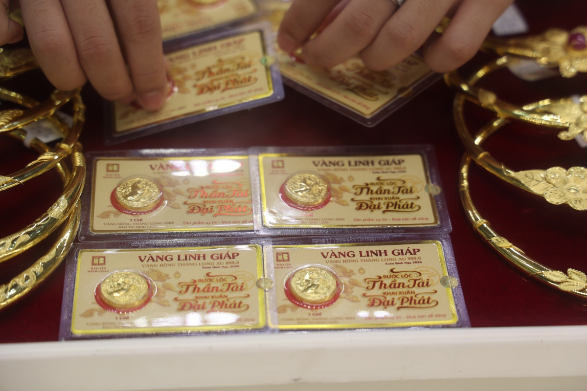 Bên trong các cửa hàng vàng những ngày này sôi động hơn bao giờ hết. Khách hàng được hướng dẫn xếp hàng hoặc ngồi chờ đến lượt.