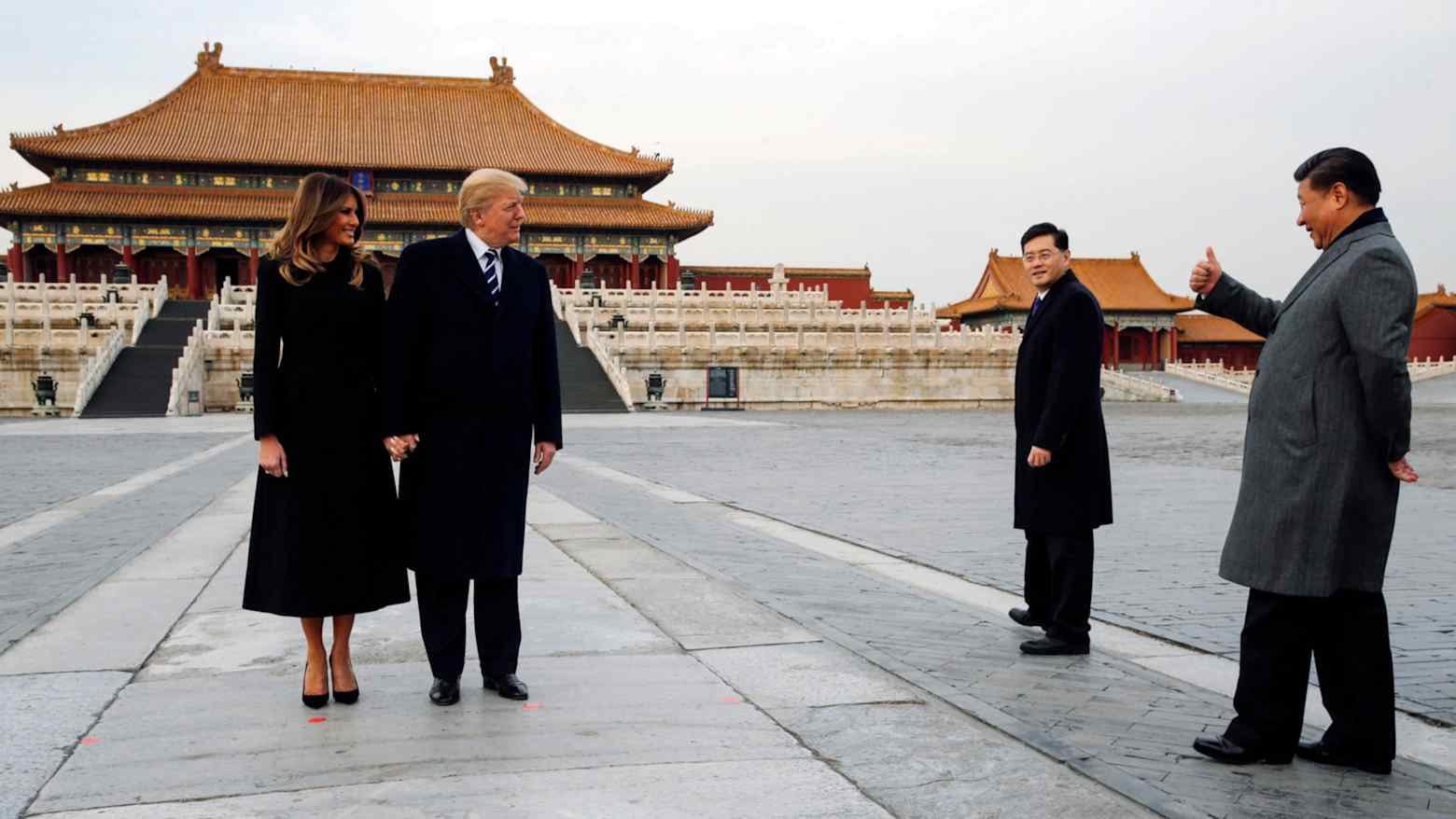 Chủ tịch Trung Quốc Tập Cận Bình (phải) tiếp đón Tổng thống Mỹ Donald Trump và Đệ nhất phu nhân Melania Trump tại Bắc Kinh vào tháng 11/2017 trong nhiệm kỳ đầu tiên của ông Trump - Ảnh: Reuters.