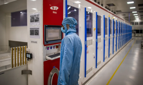 Mỹ dự kiến áp thuế quan 126% lên tấm pin năng lượng mặt trời Ấn Độ