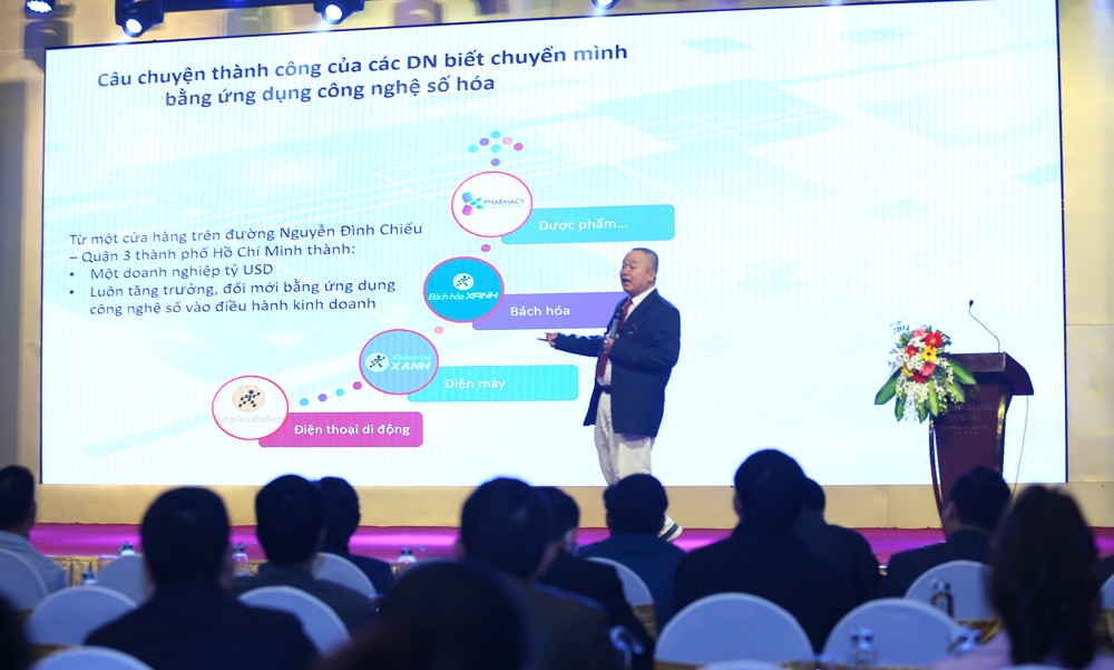 Các doanh nghiệp tại Nghệ An tham gia tại một buổi tập huấn về chuyển đổi số 