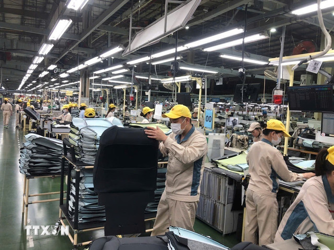 Công nhân tại một doanh nghiệp trong ngày làm việc đầu tiên sau năm mới. Ảnh: TTXVN