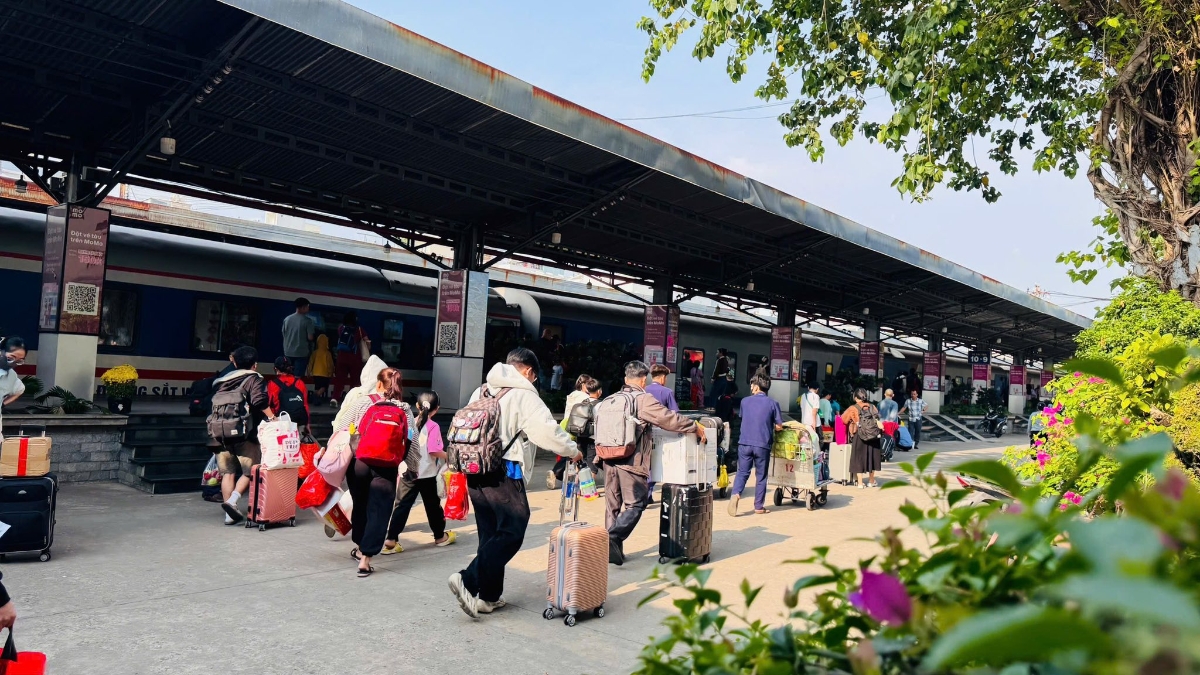 Dịp Tết Bính Ngọ 2026,&nbsp;tuyến Hà Nội – TP.HCM tổ chức 906 chuyến tàu với 384.000 chỗ.