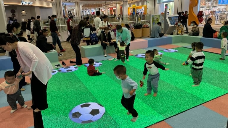 Các đơn vị vận hành trung tâm thương mại đang kết hợp những yếu tố được trẻ nhỏ và phụ huynh ưa chuộng để biến trung tâm thương mại thành điểm tụ họp trung tâm.