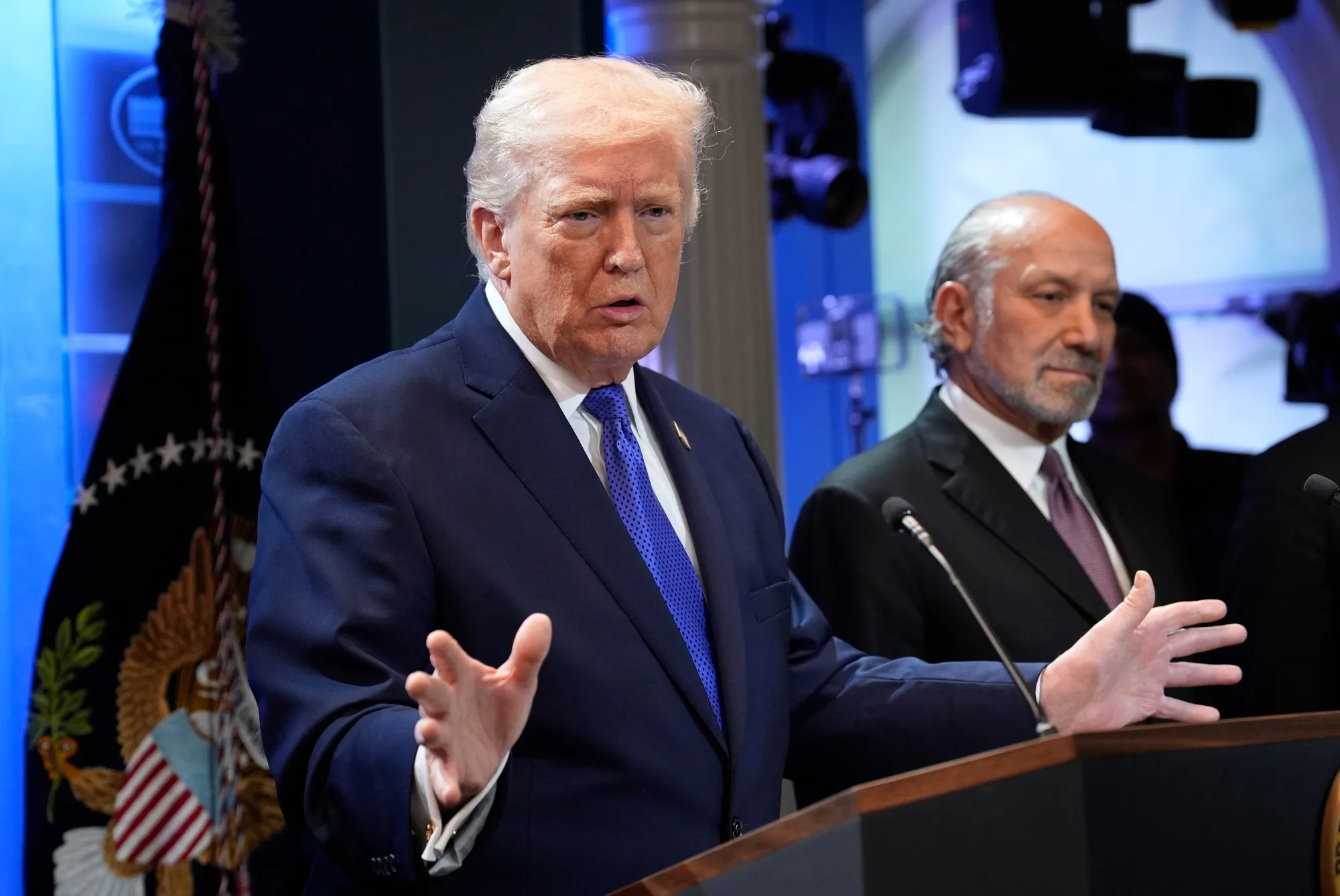 Tổng thống Mỹ Donald Trump (trái) và Bộ trưởng Bộ Thương mại Mỹ Howard Lutnick - Ảnh: Bloomberg.