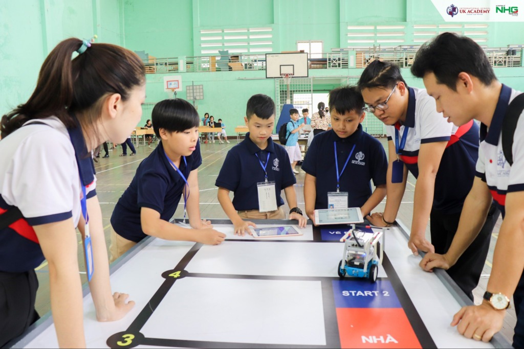 Kế hoạch tích hợp Khung năng lực số và năng lực trí tuệ nhân tạo vào chương trình giáo dục phổ thông ngay từ học kỳ II năm 2025 là một bước đi chiến lược. Ảnh minh họa