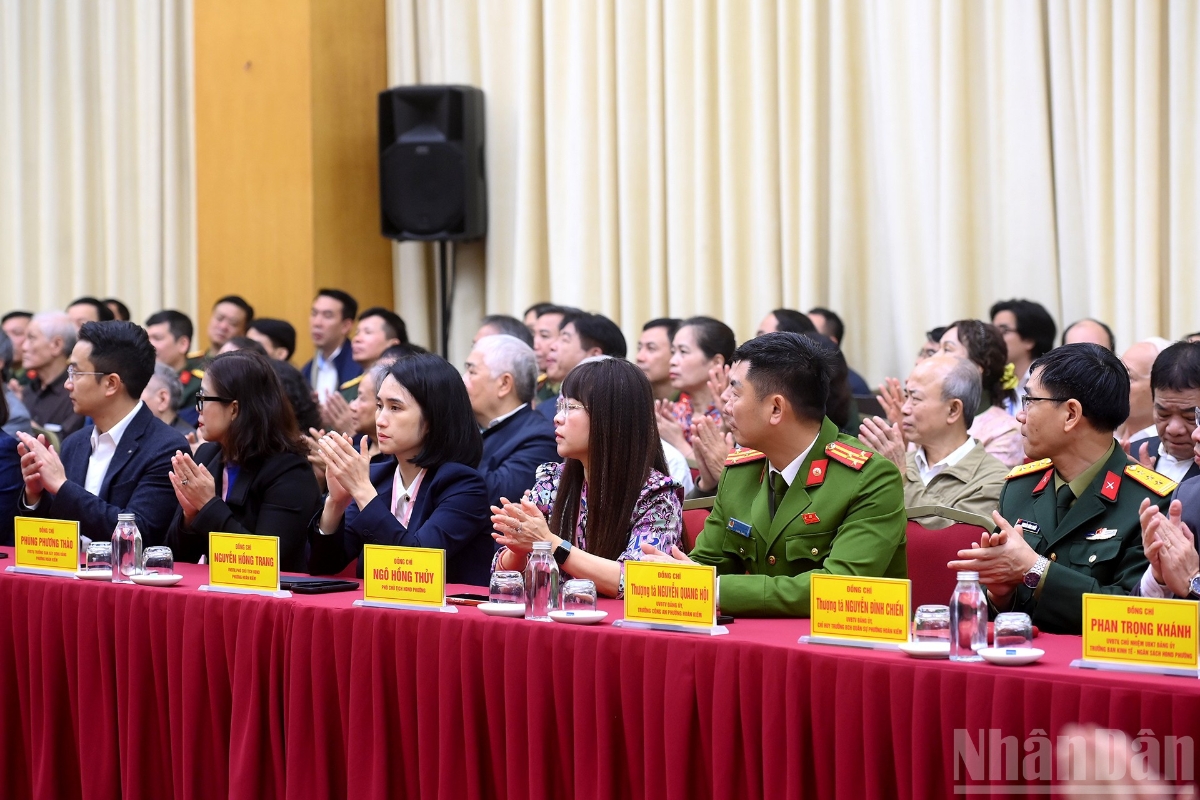 Các đại biểu và cử tri tham dự hội nghị. Ảnh: Nhân Dân