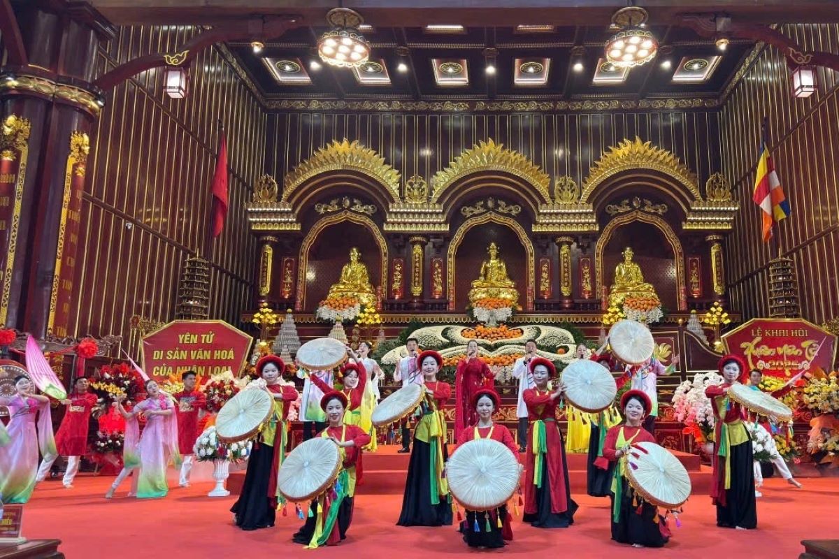 Biểu diễn văn nghệ tại lễ khai hội.