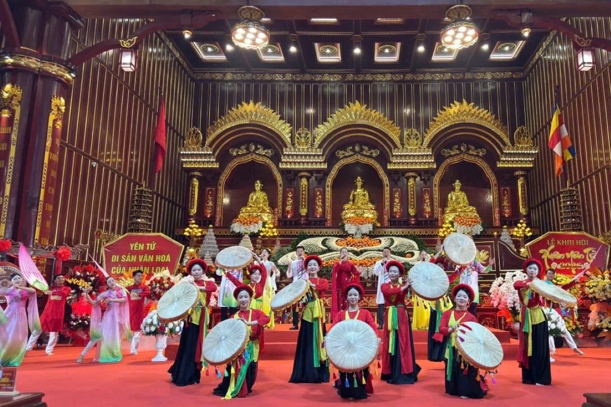 Biểu diễn văn nghệ tại lễ khai hội.