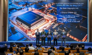 Bộ trưởng Bộ KHCN Nguyễn Mạnh Hùng trao chứng nhận Đơn vị đồng hành Hệ sinh thái Đổi mới sáng tạo Hà Nội tại Lễ ra mắt công ty Trung tâm Đổi mới sáng tạo Hà Nội (HIC) ngày 26/2/2026
