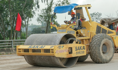 Các đơn vị thi công tập trung máy móc, nhân lực thi công dự án.