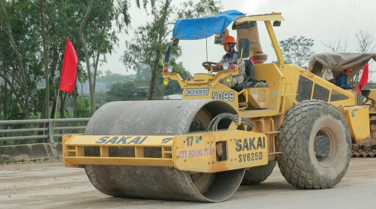 Các đơn vị thi công tập trung máy móc, nhân lực thi công dự án.