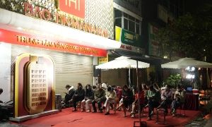 Người dân Thủ đô xếp hàng từ rạng sáng tại Bảo Tín Mạnh Hải mua vàng ngày vía Thần Tài 