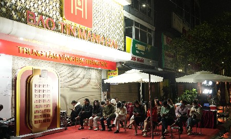 Người dân Thủ đô xếp hàng từ rạng sáng tại Bảo Tín Mạnh Hải mua vàng ngày vía Thần Tài