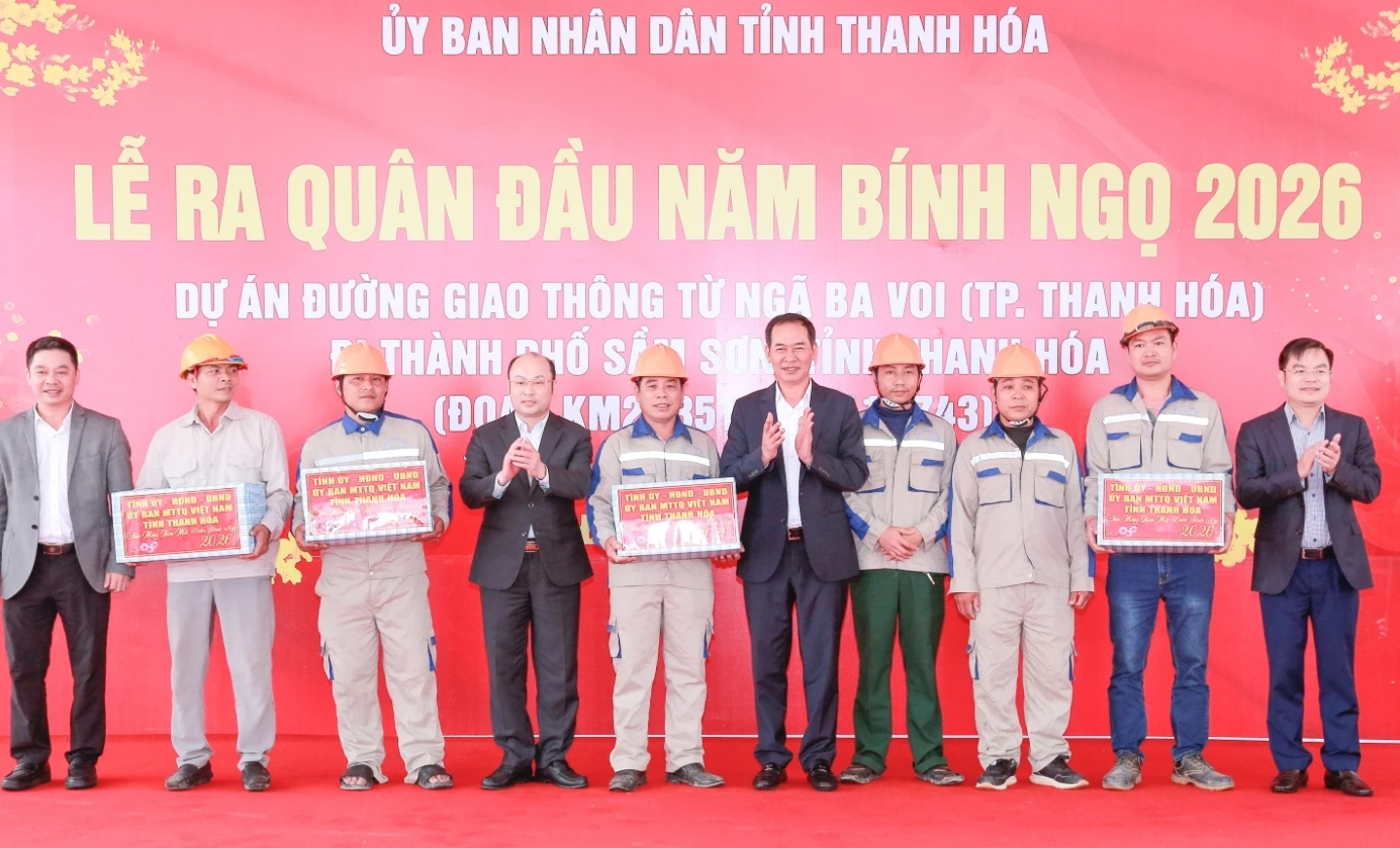 Lãnh đạo tỉnh Thanh Hoá trao quà động viên cán bộ, kỹ sư, công nhân trực tiếp thi công dự án. Ảnh: Lê Hợi