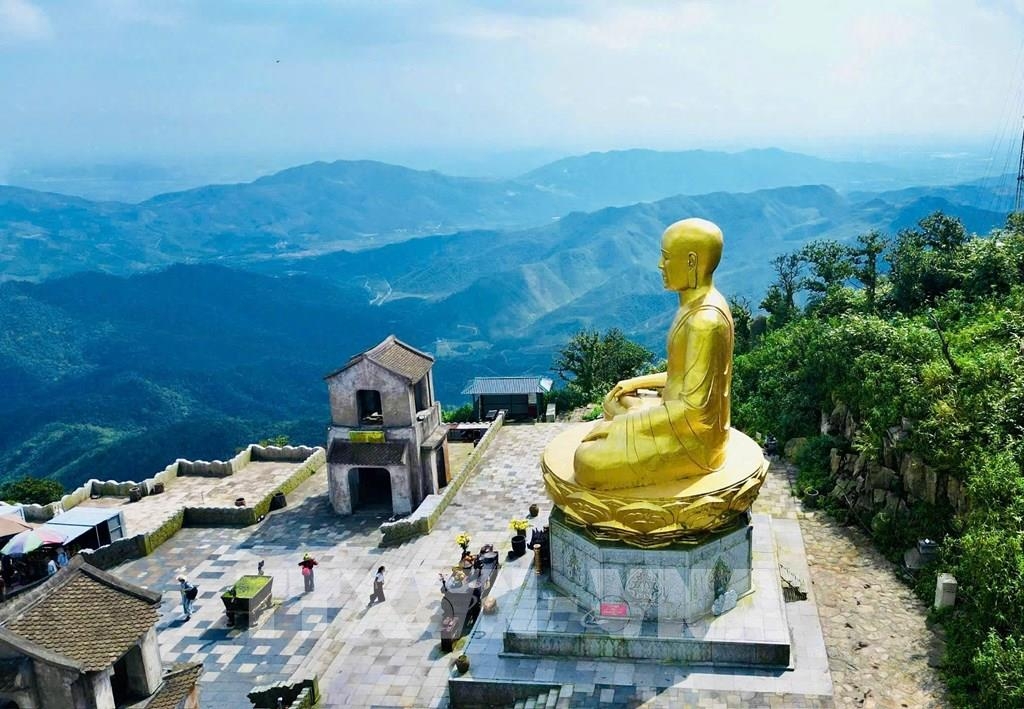 Tượng Phật hoàng Trần Nhân Tông trên núi Yên Tử.