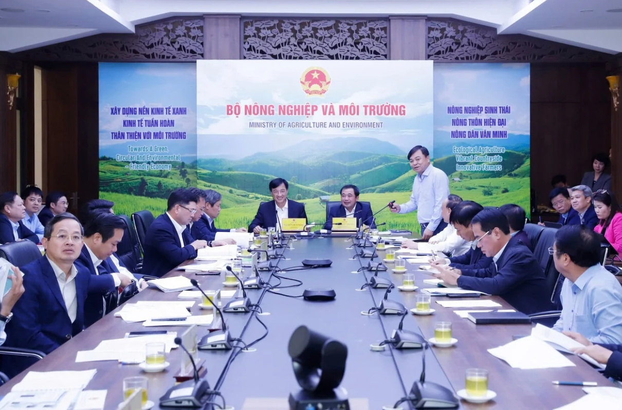 Bí thư Thành ủy Hà Nội Nguyễn Duy Ngọc và Bộ trưởng Trần Đức Thắng đồng chủ trì Hội nghị. Ảnh: Khương Trung.