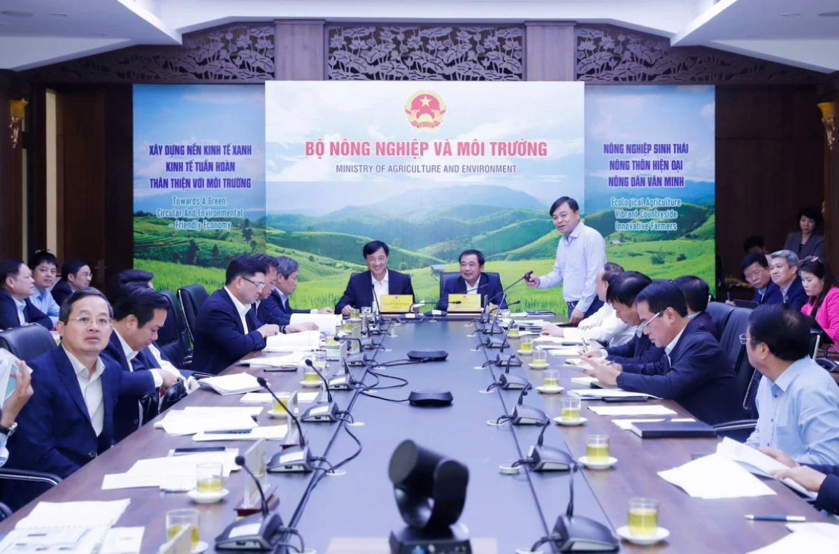 Bí thư Thành ủy Hà Nội Nguyễn Duy Ngọc và Bộ trưởng Trần Đức Thắng đồng chủ trì Hội nghị. Ảnh:&nbsp;Khương Trung.