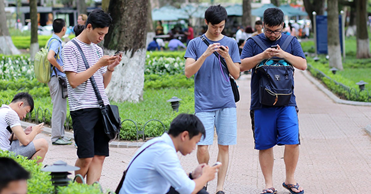 Thống kê năm 2025 cho thấy người dùng trên toàn thế giới dành khoảng 141–143 phút mỗi ngày để lướt mạng xã hội, tương đương 2 giờ 20–2 giờ 23 phút mỗi ngày