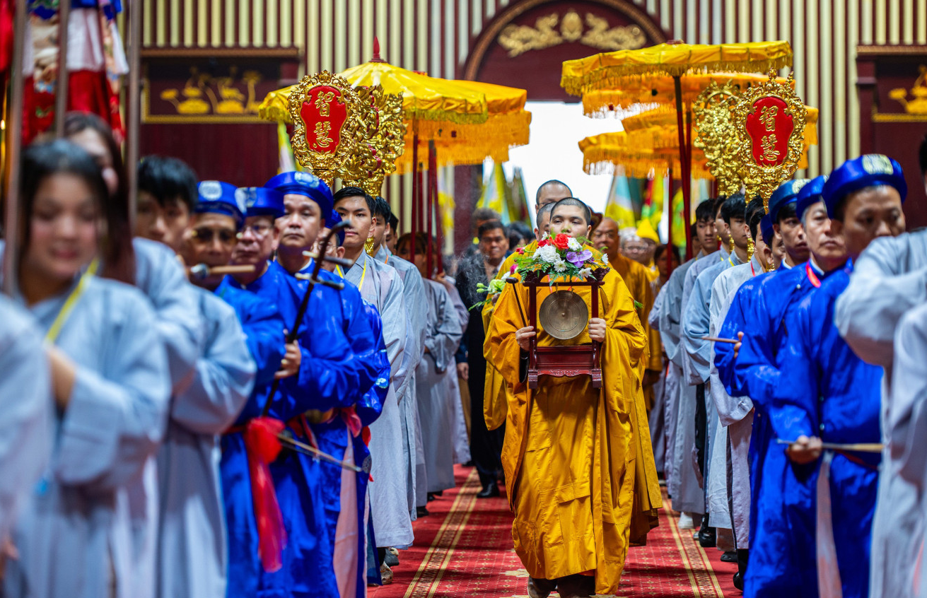 Màn rước trang nghiêm để bắt đầu lễ khai hội Yên Tử.