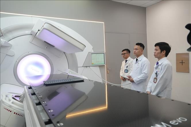 Vận hành máy xạ trị gia tốc, nâng chất lượng điều trị ung thư tại Thanh Hóa