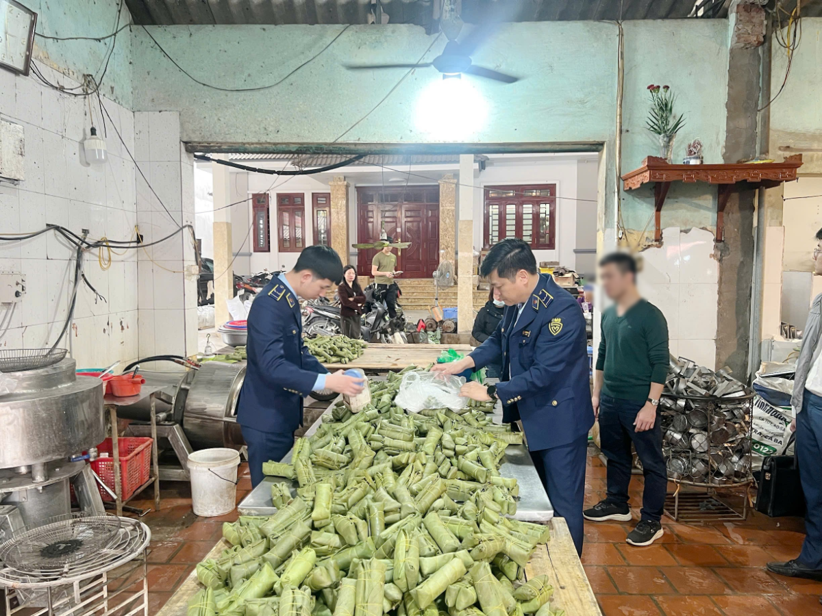 Lực lượng chức năng thu giữ 1.285kg thành phẩm vi phạm.