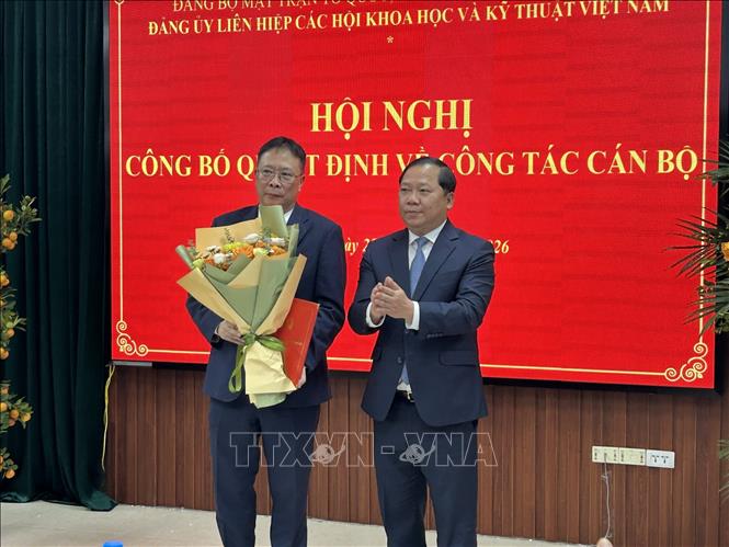 Ông Nguyễn Phi Long, Ủy viên Ban chấp hành Trung ượng Đảng Phó Bí thư Đảng ủy Mặt trận Tổ quốc, các đoàn thể Trung ương trao Quyết định Bí thư Đảng ủy Liên hiệp các hội Khoa học và Kỹ thuật Việt Nam cho Giáo sư, Viện sĩ Châu Văn Minh. Ảnh: TTXVN.