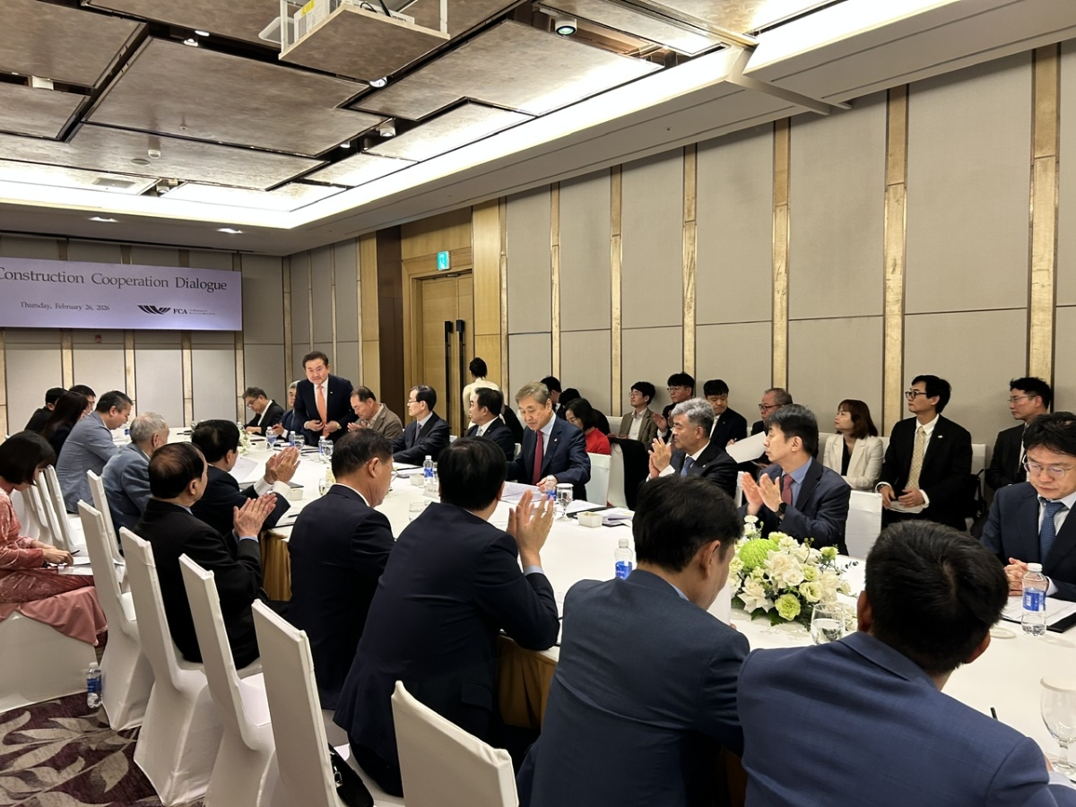 Đoàn công tác của Liên đoàn các Hiệp hội Xây dựng Hàn Quốc đang làm việc với VACC.