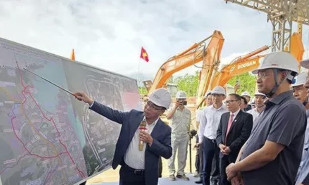 Ban Quản lý các dự án đầu tư cơ sở hạ tầng ưu tiên Đà Nẵng, báo cáo với Bí thư Thành ủy Đà Nẵng về tiến độ dự án.