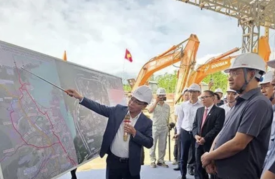 Ban Quản lý các dự án đầu tư cơ sở hạ tầng ưu tiên Đà Nẵng, báo cáo với Bí thư Thành ủy Đà Nẵng về tiến độ dự án.