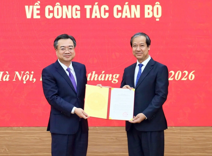 Trưởng Ban Chính sách, Chiến lược Trung ương Nguyễn Thanh Nghị trao quyết định cho ông Nguyễn Kim Sơn.  Ảnh: Ban Chính sách, Chiến lược Trung ương.