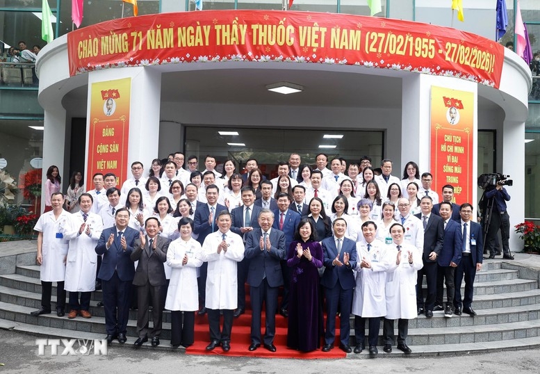 Tổng Bí thư Tô Lâm với cán bộ, bác sĩ, nhân viên y tế Bệnh viện Hữu nghị - Ảnh: TTXVN