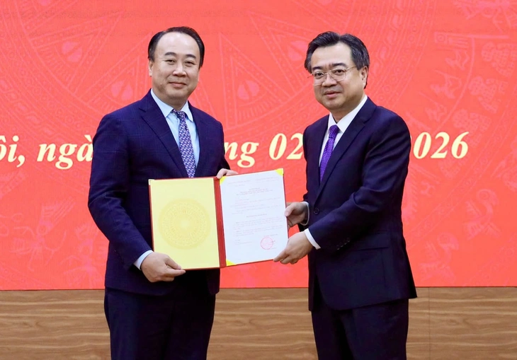 Trưởng Ban Chính sách, Chiến lược Trung ương Nguyễn Thanh Nghị trao quyết định cho ông Nguyễn Sỹ Hiệp - Ảnh: Ban Chính sách, Chiến lược Trung ương.