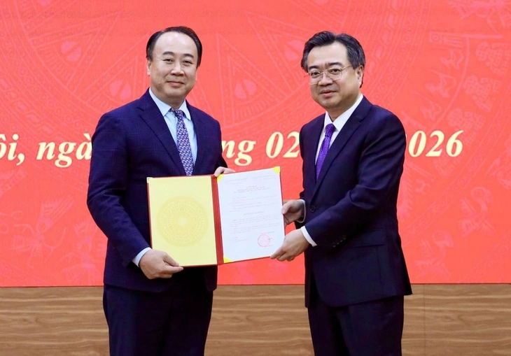 Trưởng Ban Chính sách, Chiến lược Trung ương Nguyễn Thanh Nghị trao quyết định cho ông Nguyễn Sỹ Hiệp - Ảnh: Ban Chính sách, Chiến lược Trung ương.