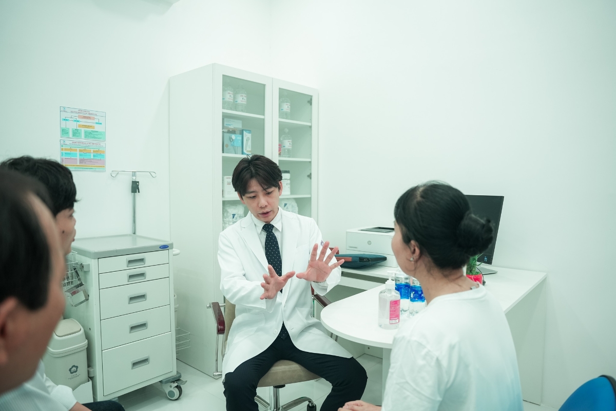 TS.BS.&nbsp;Yasushi Matsushita, chuyên gia đến từ Tokyo, Nhật Bản, tư vấn cho người bệnh tại trung tâm.