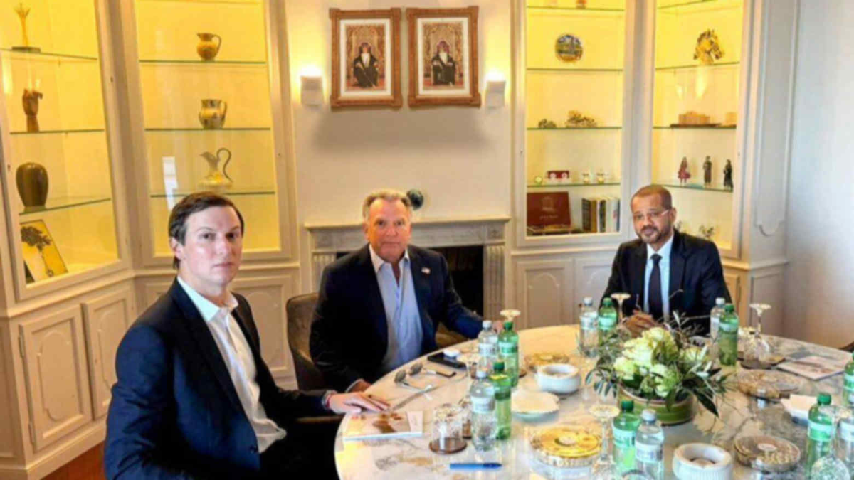 Bộ trưởng Ngoại giao Oman Badr Albusaidi, bên phải, gặp đặc phái viên Nhà Trắng Steve Witkoff, ở giữa và ông Jared Kushner tại Geneva trong vòng đàm phán Mỹ - Iran ngày 26/2 - Ảnh: Bộ Ngoại giao Oman/AP