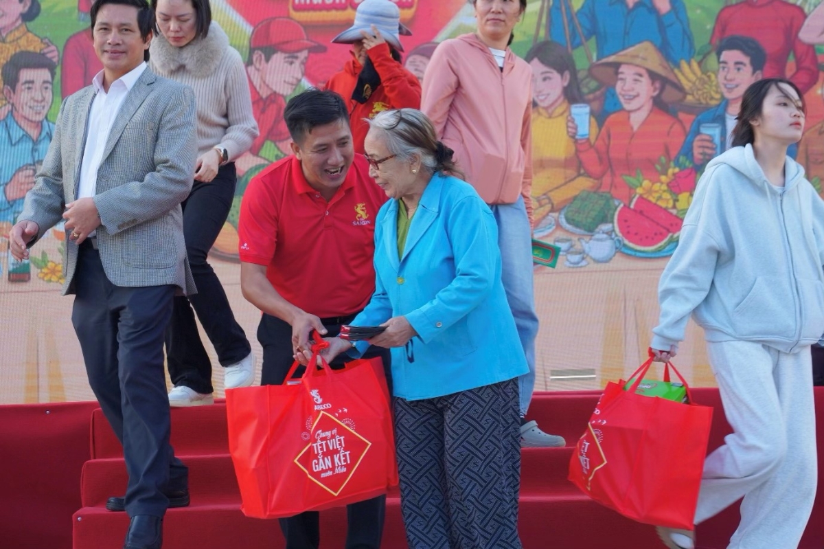 Đoàn công tác SABECO mang trải nghiệm trọn vẹn “vị Tết” đến 10.000 người dân cả nước. Ảnh:&nbsp;Sabeco.