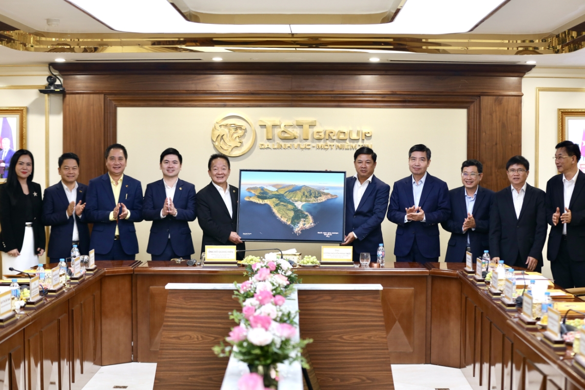 Đại diện lãnh đạo tỉnh Đắk Lắk trao quà lưu niệm tới Ban lãnh đạo Tập đoàn T&T Group.